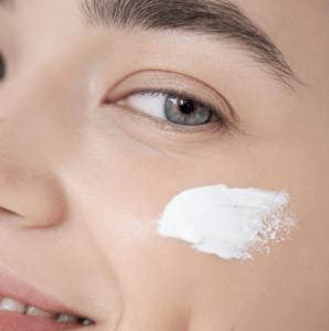 Creme op gezicht vrouw